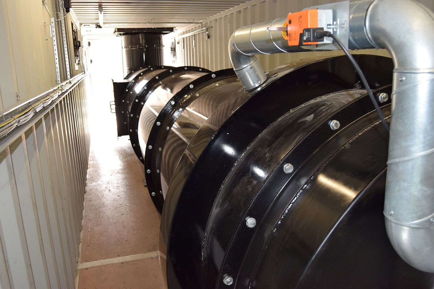 The secondary chamber in the upper container — the flue gases run its length before reaching the stack.